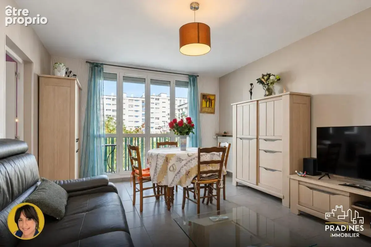 Pierre-Bénite - T3 lumineux de 70 m² avec balcon, parking, c - photo 2