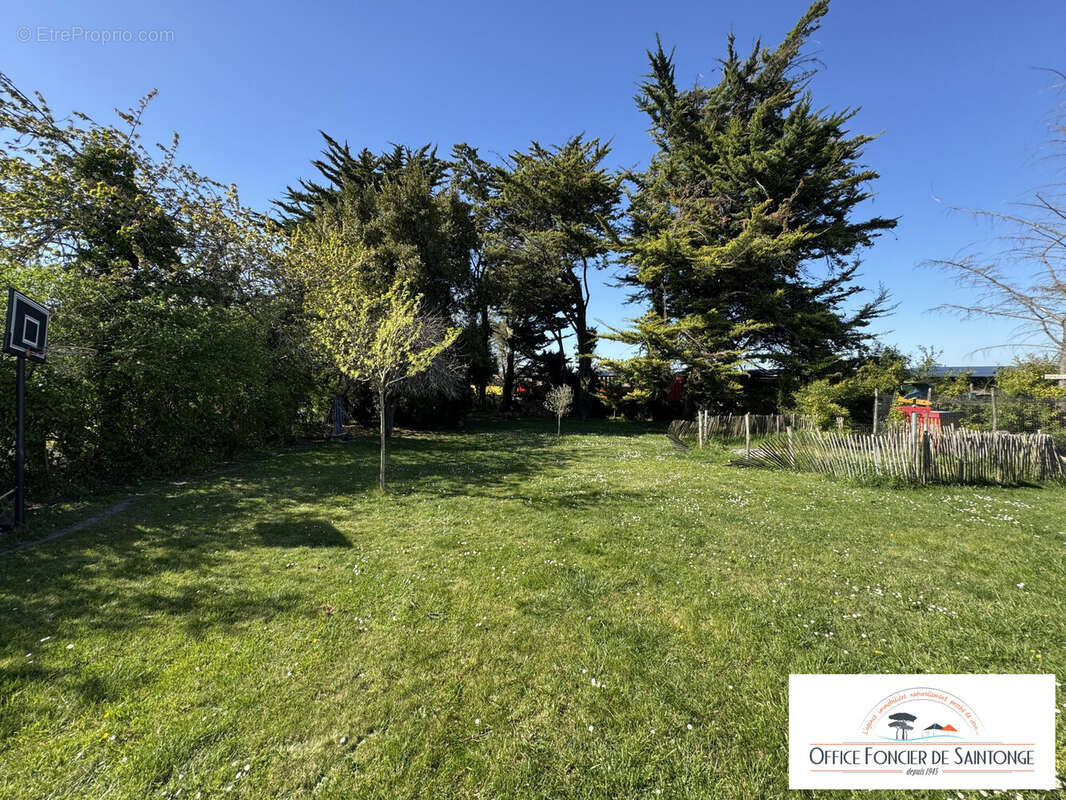 Maison à CHAILLEVETTE