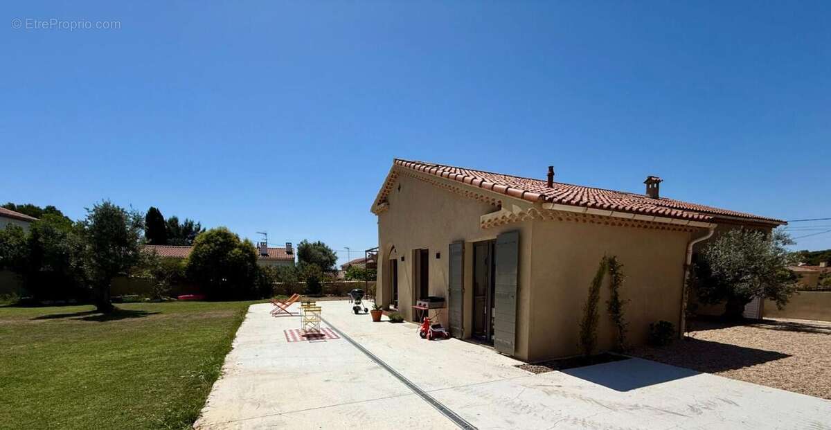 Maison à SAINT-MITRE-LES-REMPARTS