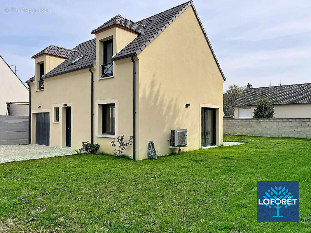 Maison à D'HUISON-LONGUEVILLE