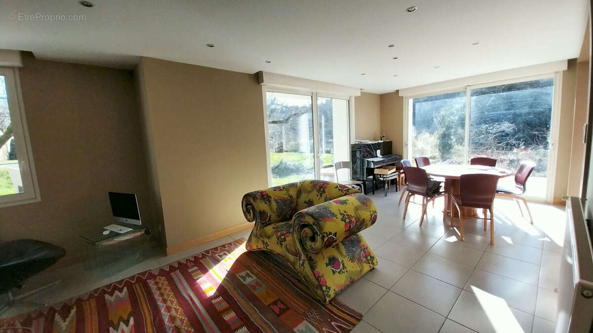 QUARTIER SAINT-BENOÎT / SAINT-MARCEL  :  Maison  de 7 pièces sur deux niveaux -  152 m2 - Jardin de 1800 m² avec Piscine Naturel - photo 6