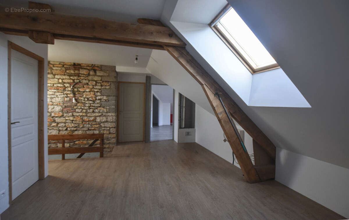 Devecey : Grande maison 248 m² sur 2016 m² de terrain avec dépendances - photo 15