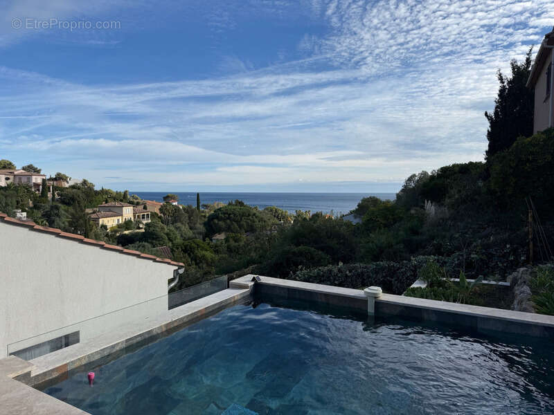 Villa rénovée vue mer à vendre LES ISSAMBRES (83) - photo 26