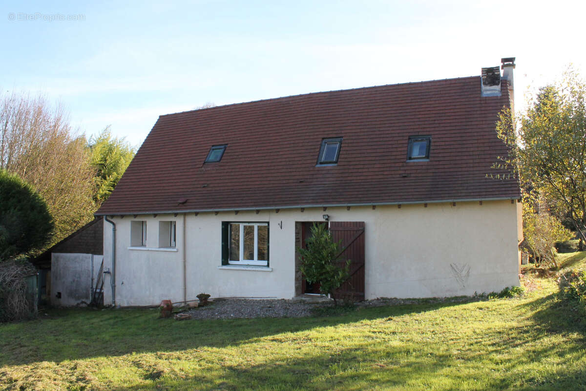 Maison à SAINT-PRIEST-LES-FOUGERES