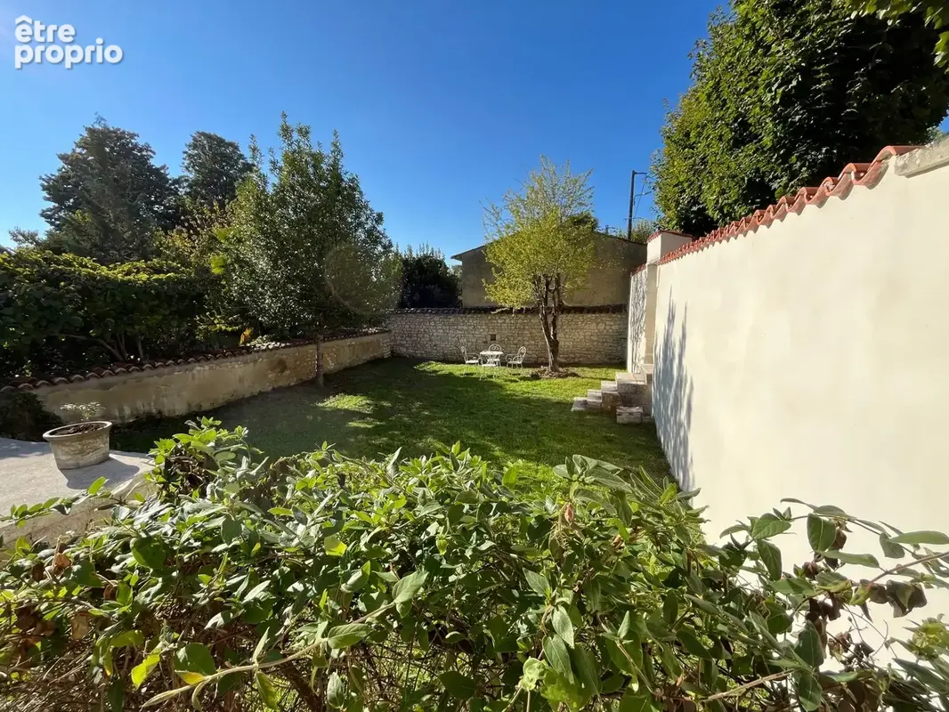 Maison au centre-ville de SAINT JEAN D'ANGELY (17) avec jardin clos de murs - photo 9