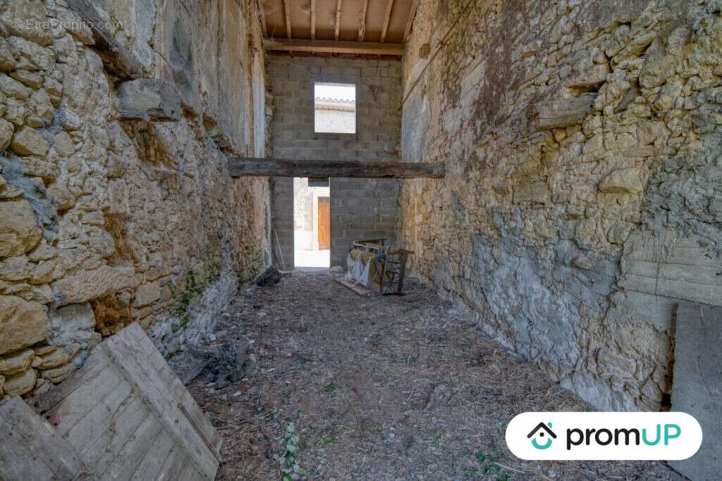 Maison à SAINT-JULIEN-DE-BRIOLA