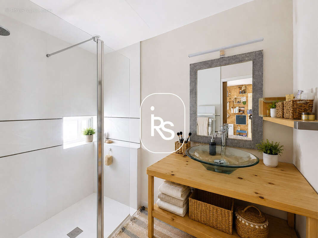 Maison de hameau rénovée de 100 m2 avec un jardin fleuri de 600 m2 - photo 12