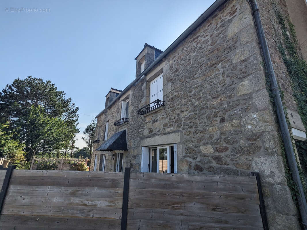 À vendre : Maison de caractère en pierre à la campagne - photo 2