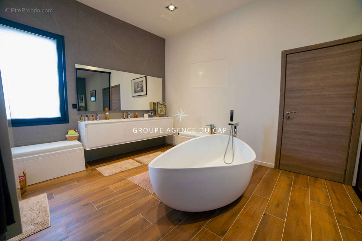 Maison à LES ISSAMBRES