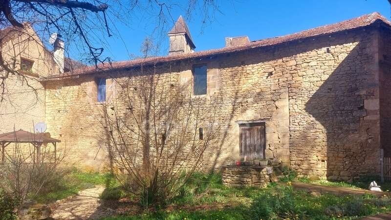 Maison au centre du village Prats du Périgord, 92m2, 4 pièces, 3 chambres, jardin, puits, grange avec fort potentiel - photo 10
