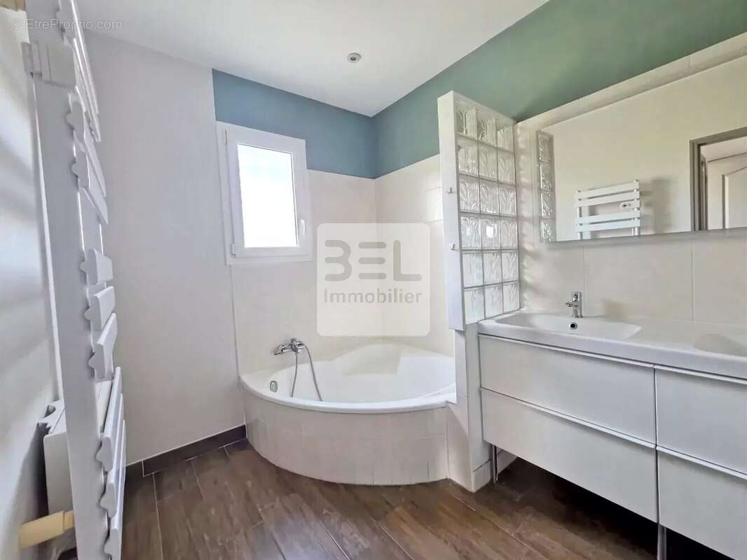 Maison à LA ROQUE-SUR-CEZE