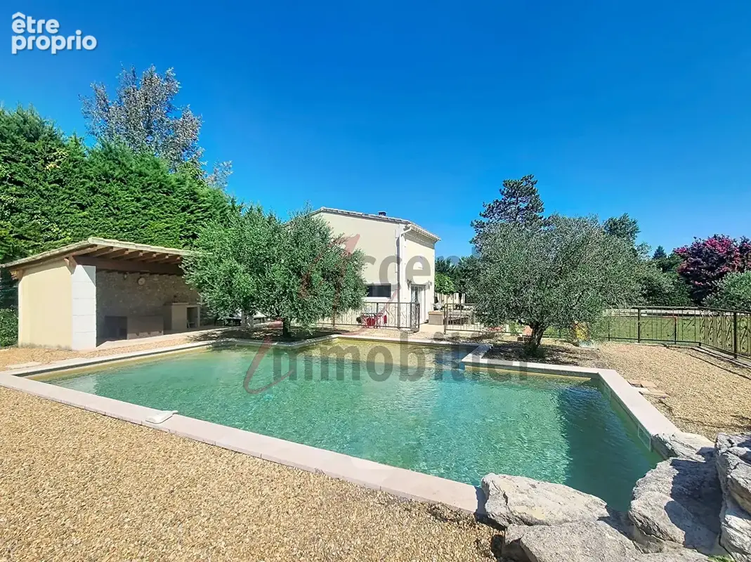 Noves : Double habitation et hangar, piscine et grand terrain - photo 4