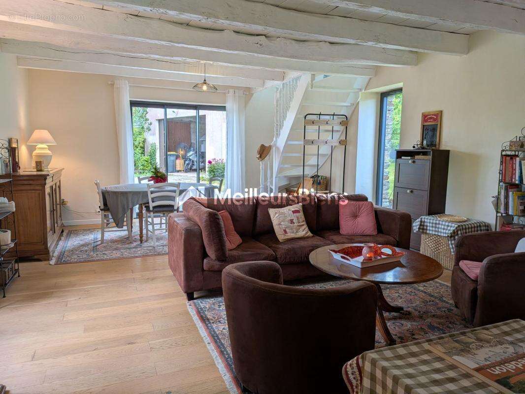 Charmante petite maison 2 chambres sur 800 m² terrain - Garage - photo 6