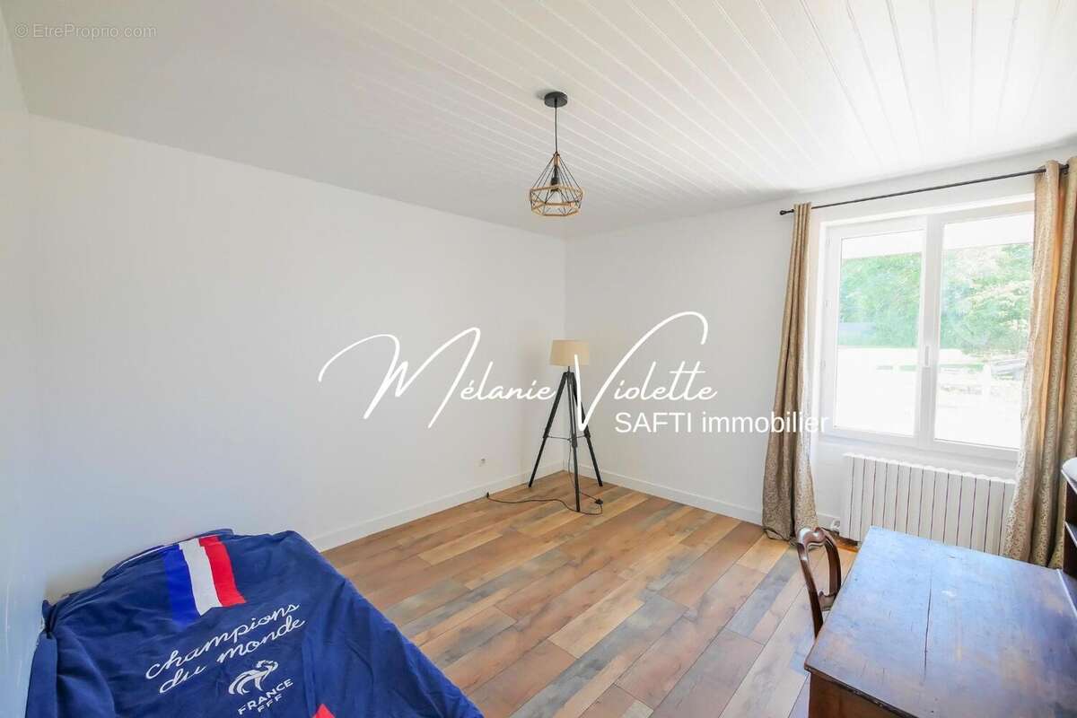 Maison 222 m² à Les Magnils-Reigniers  - photo 5