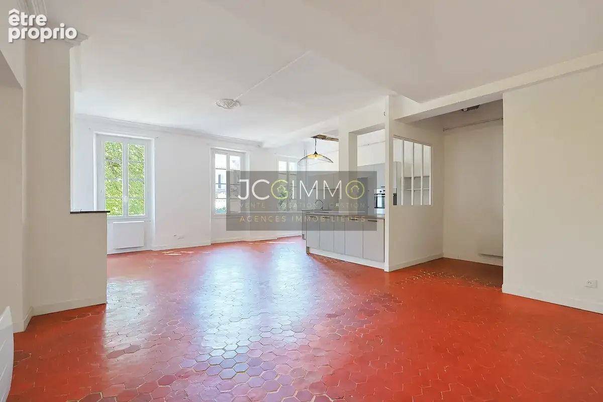 Appartement à SOLLIES-PONT