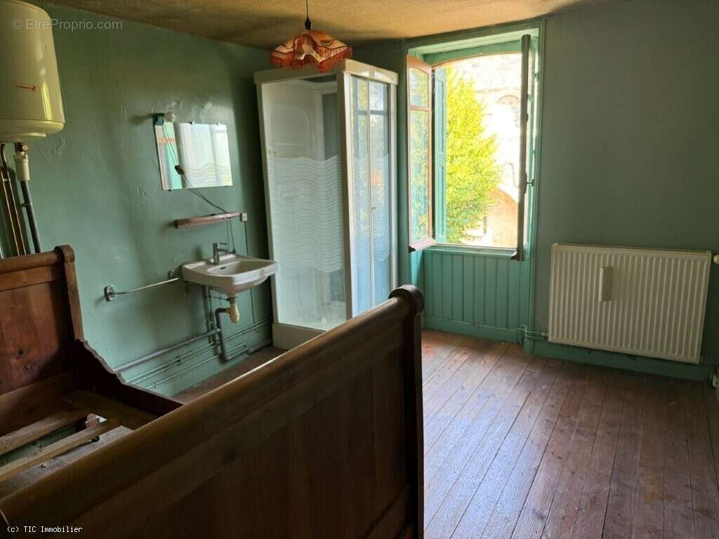 Maison de Village A Rénover Sur 1683m² - photo 16