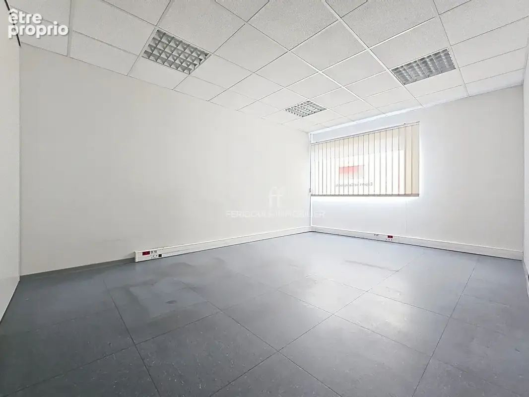 Avignon extra-muros. Bureaux 208m² .Emplacement privilégié, visibilité & stationnement - photo 4