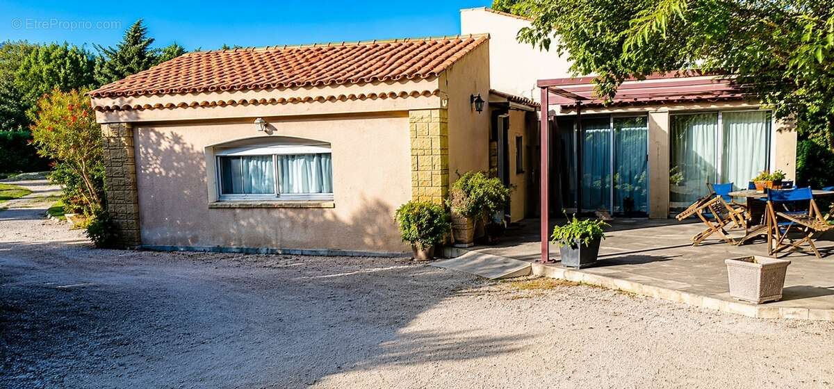 Maison 8 pièces / 200 m² / 525 000 EUR / PUGET-VILLE - photo 2