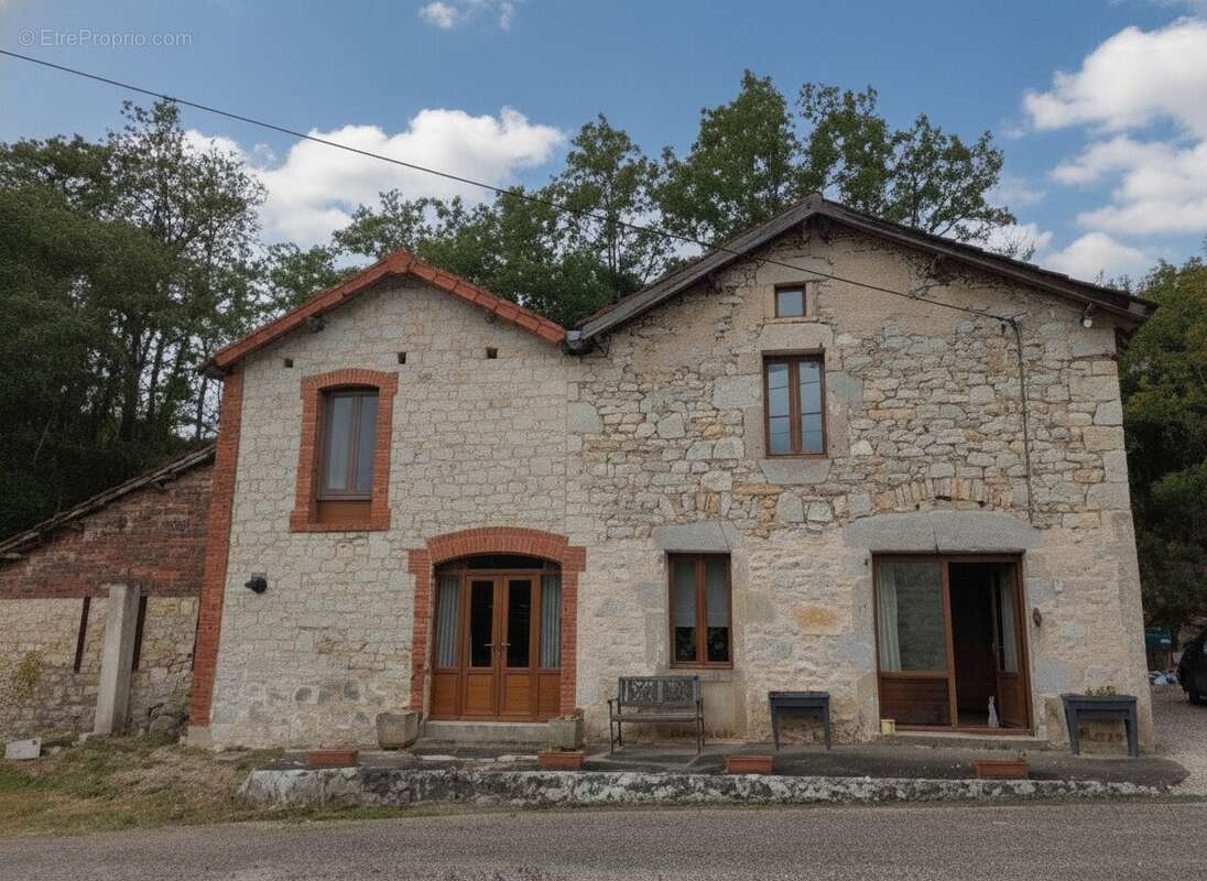 522018bd8f2540d0bd0f922a602fb38a - Maison à CAHORS