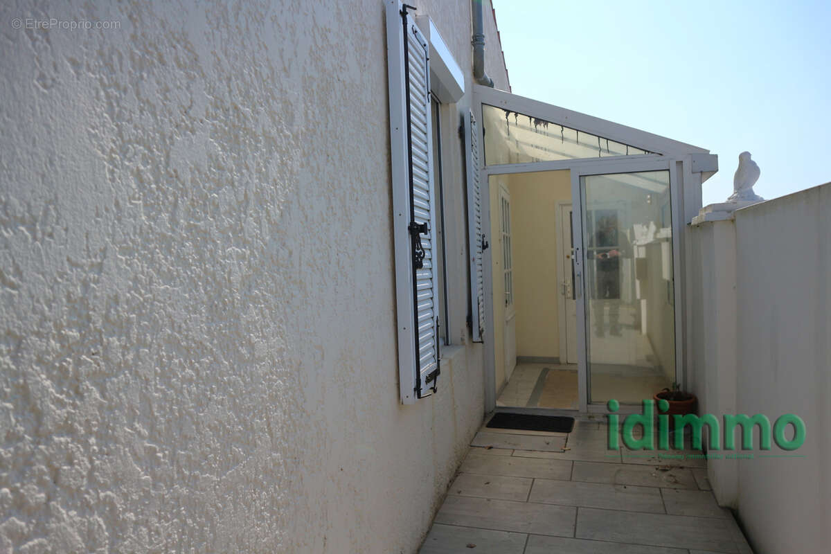 Belle maison en bon etat general de 100 m2 sur un terrain clos de 115 m2. centre bourg a proximite des commerc - photo 3