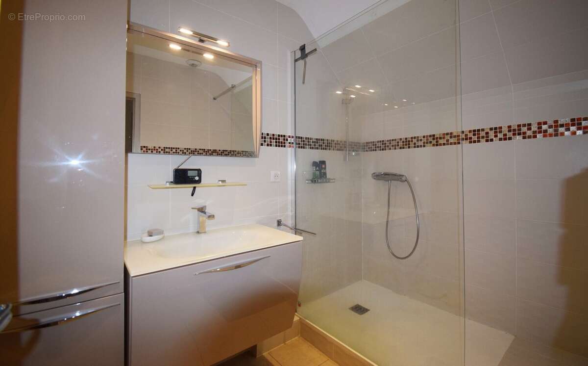 Maison à CREUZIER-LE-VIEUX