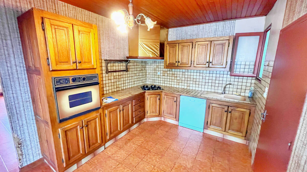 Maison à ENTRAIGUES-SUR-LA-SORGUE