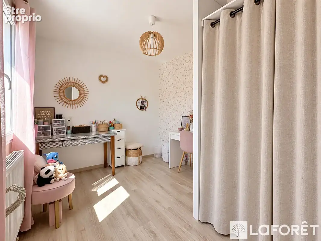 Pusignan - maison familiale récente avec piscine 147m² - photo 9