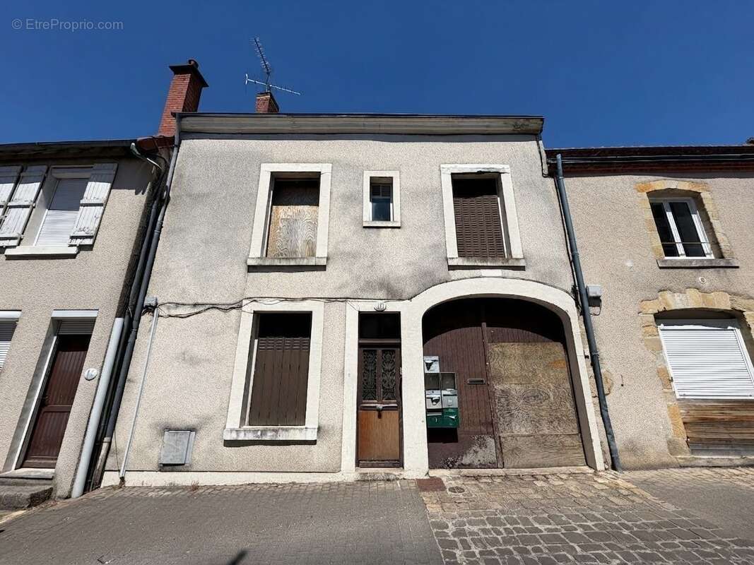 Appartement 300 m² à Vierzon  - photo 6