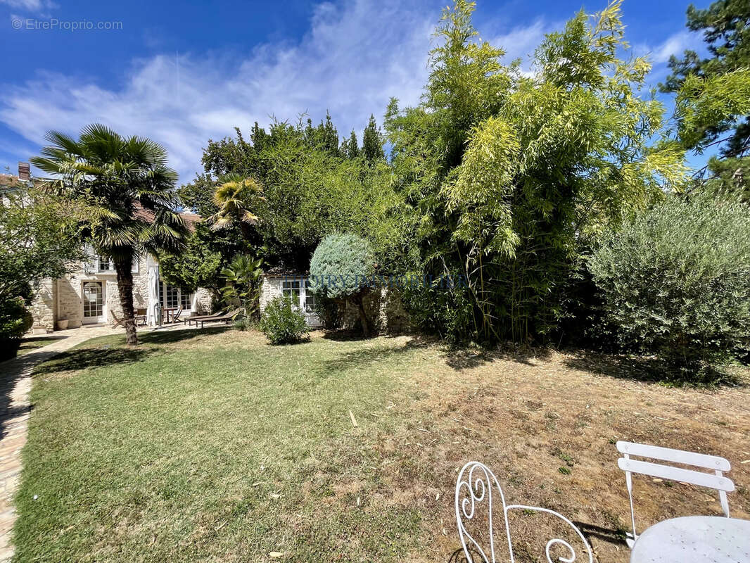 Maison ancienne de charme de 8 pièces sur 519 m2. - photo 4