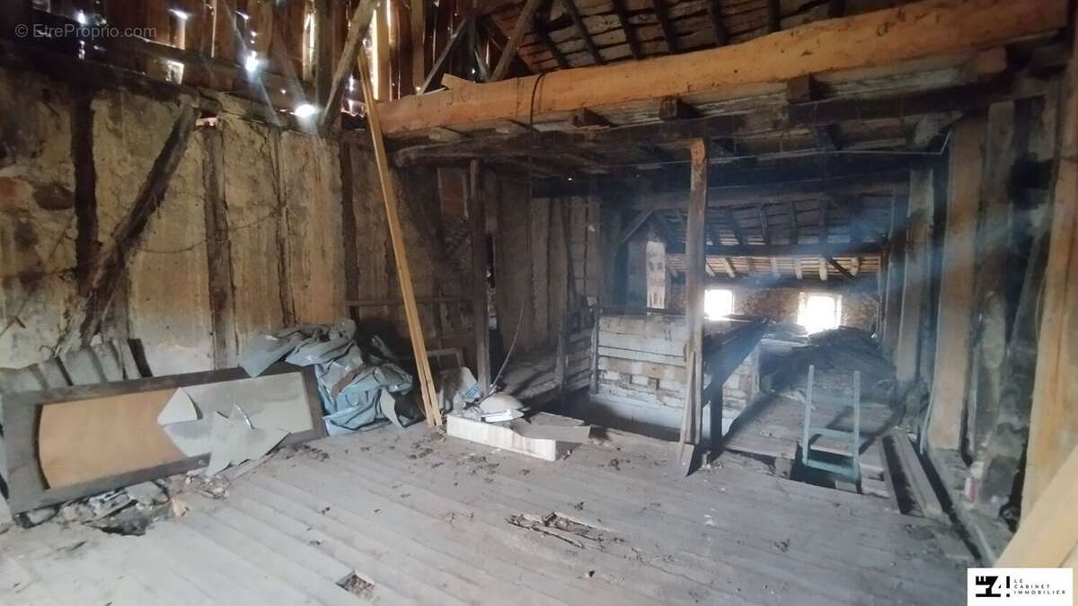 Maison à MONTBRUN-BOCAGE