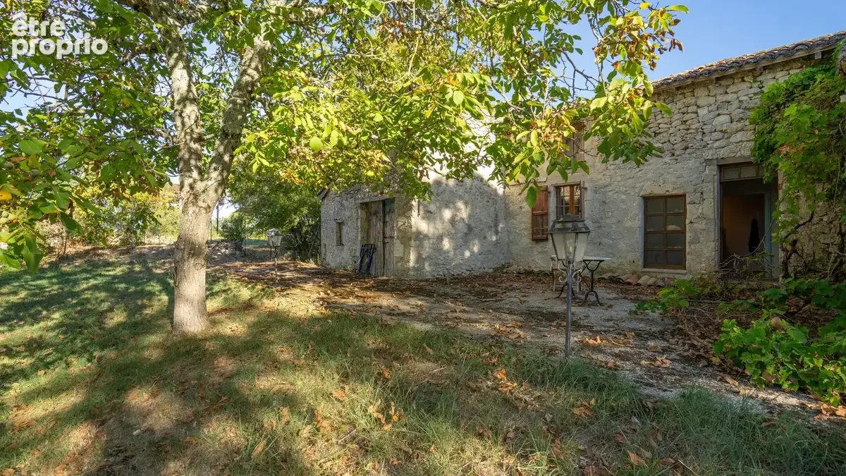 Beau potentiel pour cette propriété en pierre à rénover avec une maison, une grange et un terrain 7802 m2 avec - photo 4