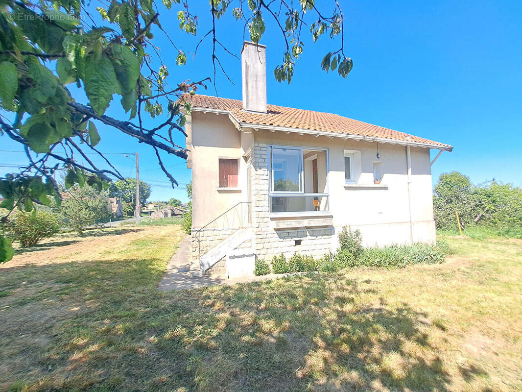 Maison à BONNEUIL-MATOURS