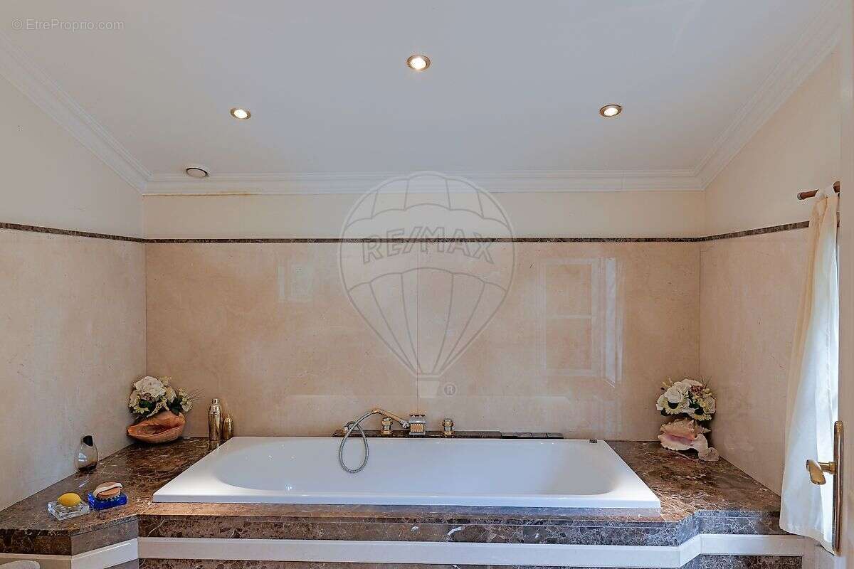 Maison à LAUZERVILLE