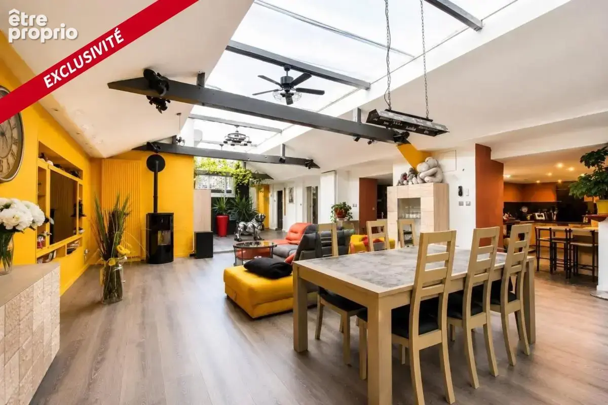 loft comprenant une cuisine, un salon, trois chambres, deux salle de bain, une terrasse et une piscine intérieure - photo 2