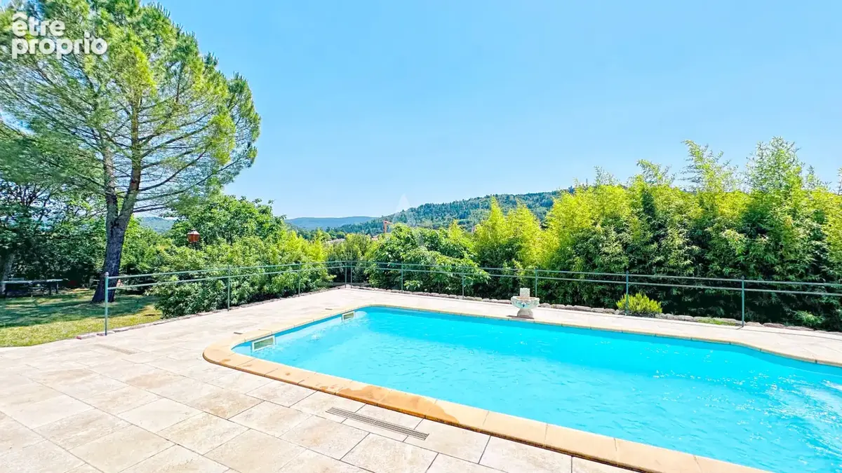 Superbe villa au calme et a la vue imprenable sur le château de cereste-en-luberon sur 7380m2 de terrain avec piscine - photo 3