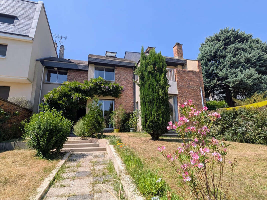 Maison d'architecte familiale de 170 m² avec jardin, terrasses et double garage dans un quartier résidentiel recherché - photo 17