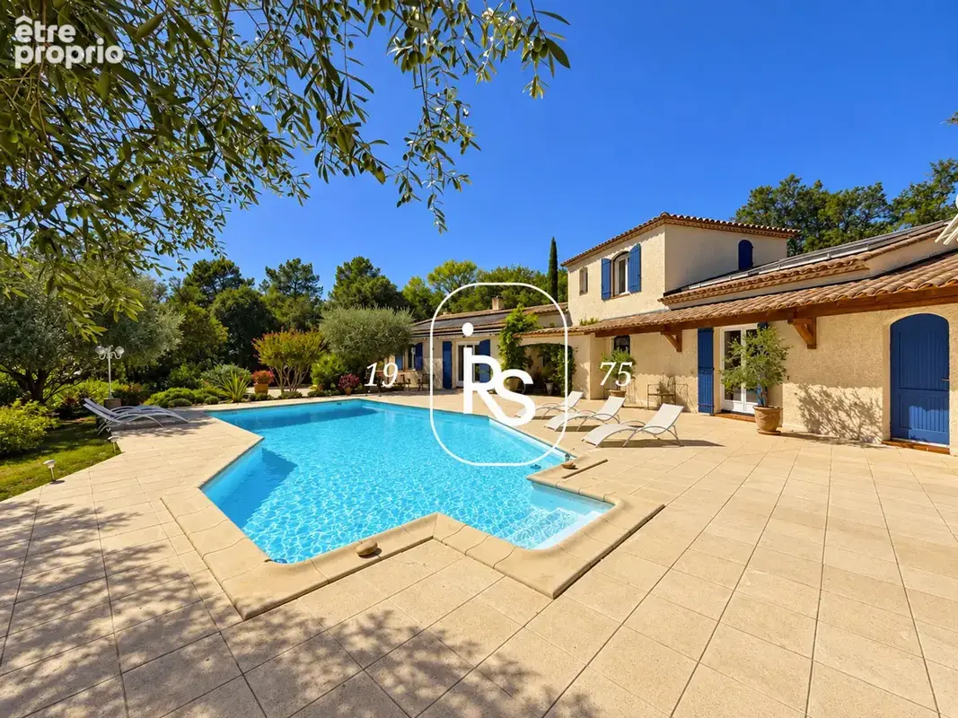 Dans un cadre privilégié, une élégante villa de 170 m2 habitables, des dépendances, une piscine et 4220 m2 de - photo 5
