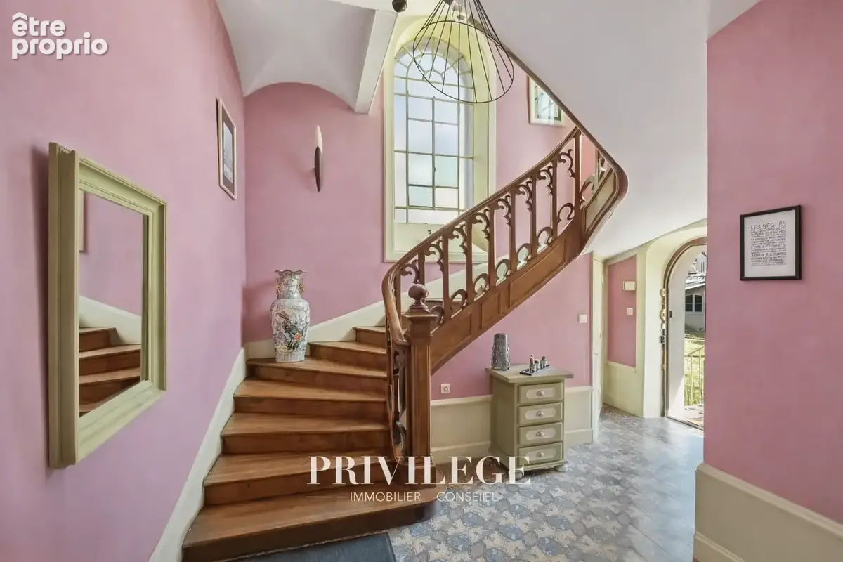 Vernay - Maison de ville 250m2 avec jardin proche de toutes commodités - photo 6
