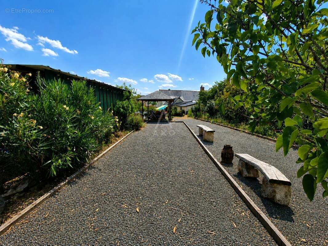 Maison de caractère rénovée avec grand jardin, garage et dépendances - photo 16