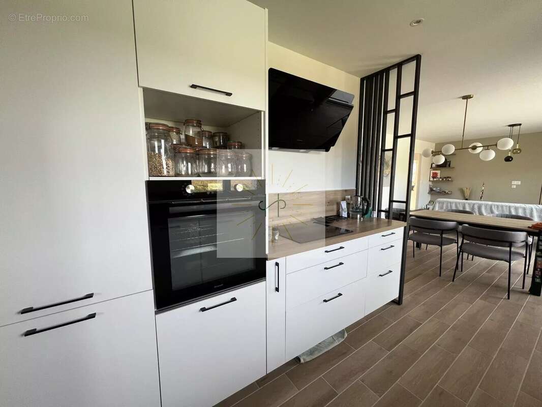 Maison à ALBA-LA-ROMAINE