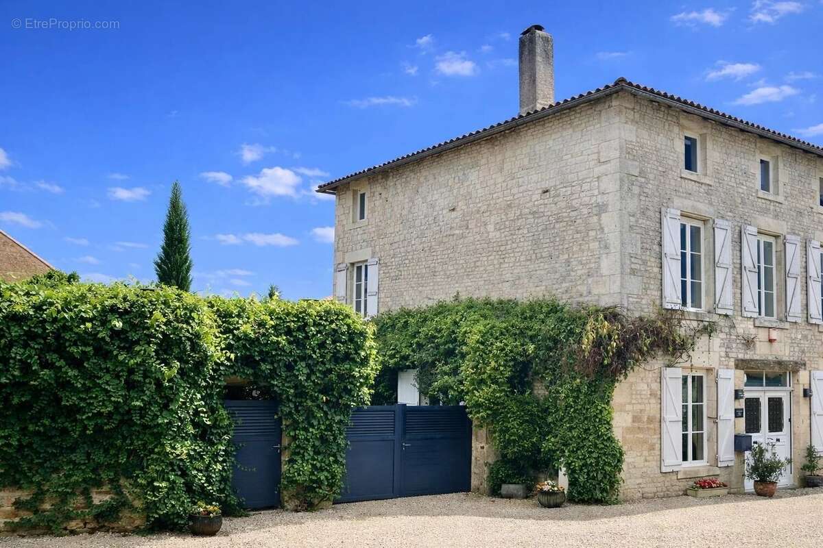 Maison à CHEF-BOUTONNE