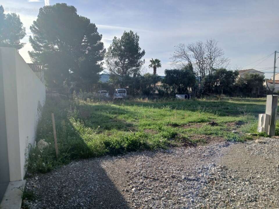 Terrain à LA FARE-LES-OLIVIERS