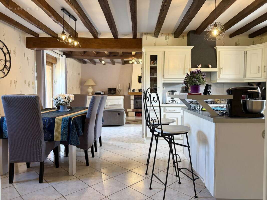 Pièce de vie - Maison à LOMBRON