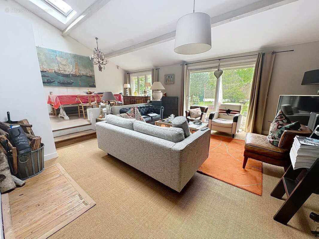 Maison à MARNES-LA-COQUETTE