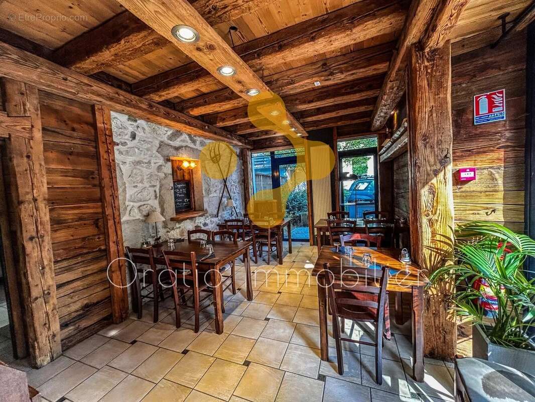 Commerce à CRUSEILLES