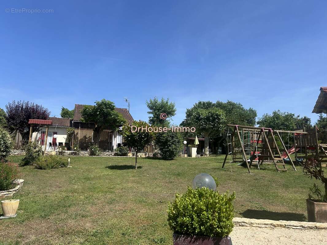 Maison 220 m² à Saint-Crepin-Et-Carlucet  - photo 2