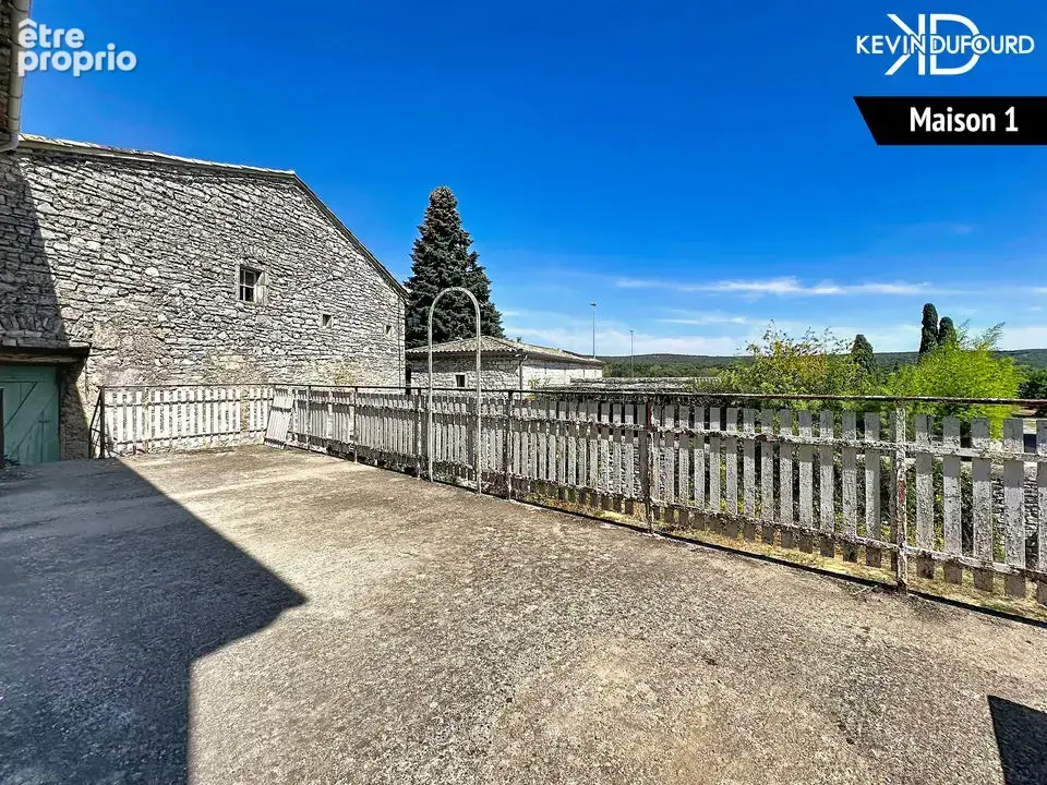Corps de ferme avec cour intérieure et caves à ORGNAC L'AVEN - photo 2