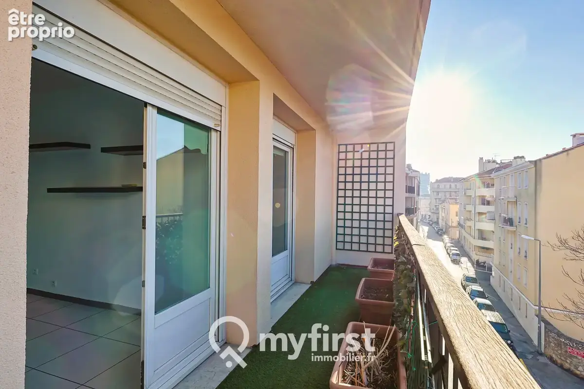 Beau deux pieces, avec stationnement privatif, terrasse et cave - photo 2