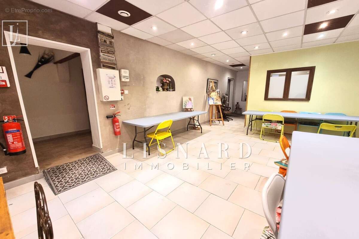 Commerce à VALLAURIS