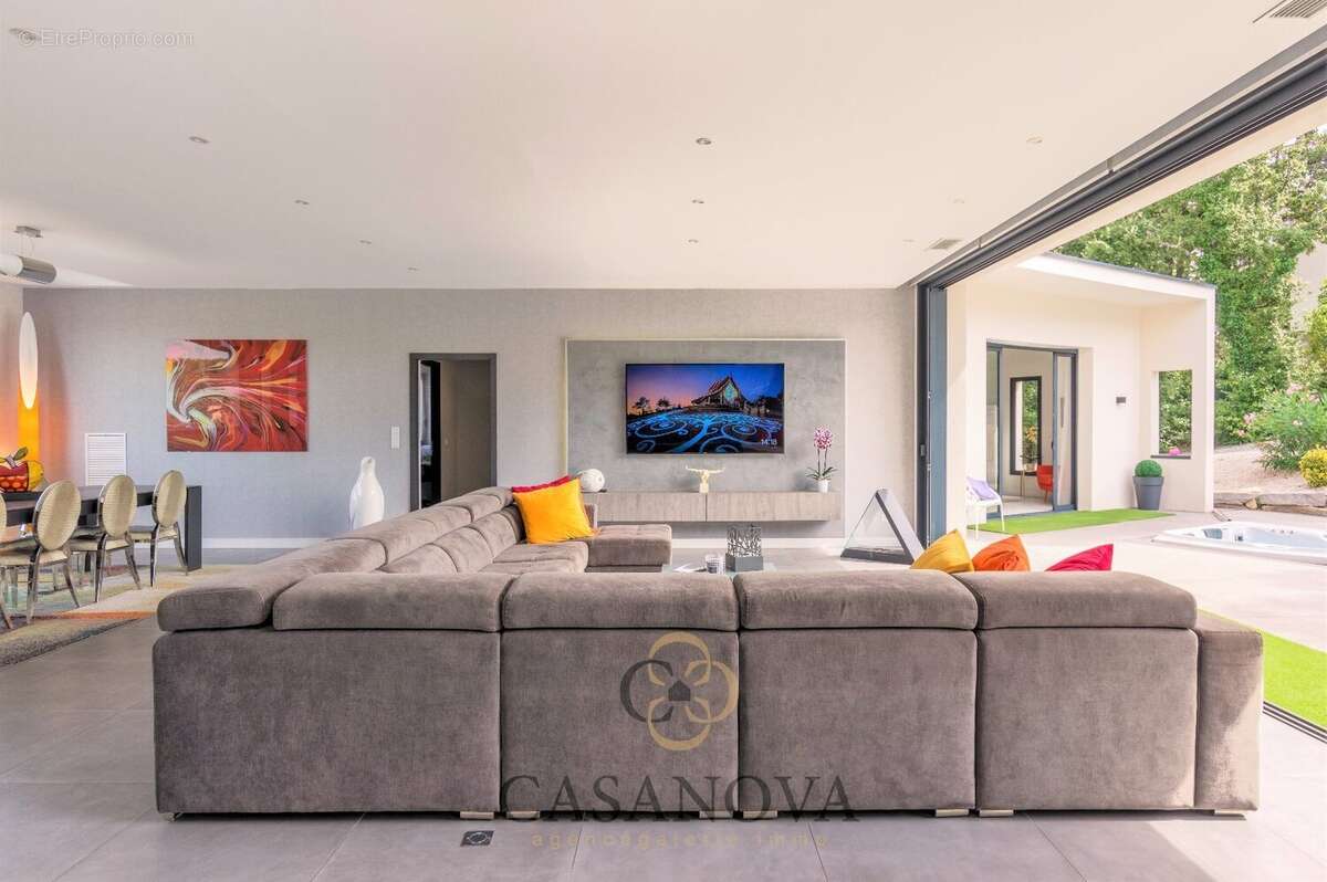 Maison à SAINT-CLEMENT-DE-RIVIERE